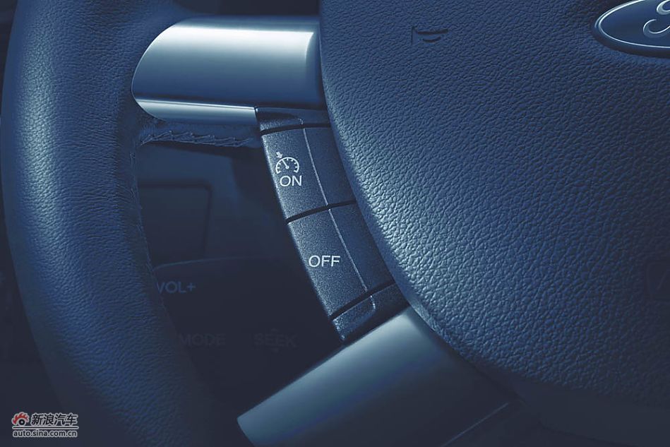 2011款福克斯三厢资料图