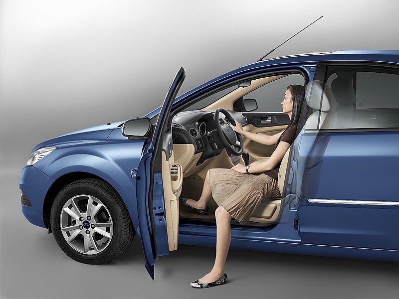 09款三厢福克斯外观