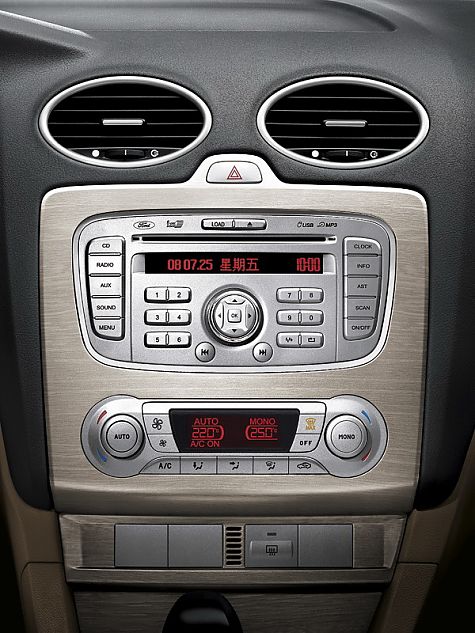 09款三厢福克斯内饰