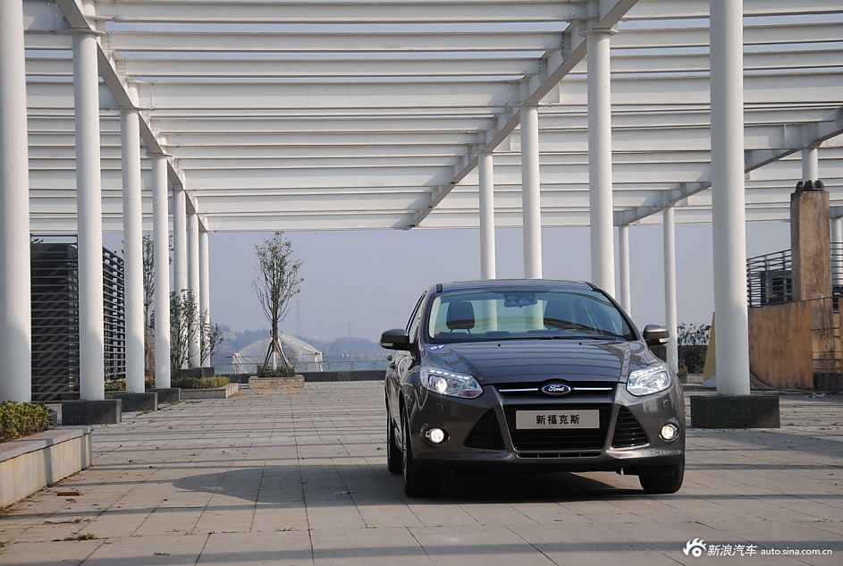 2012款福克斯三厢外观及细节