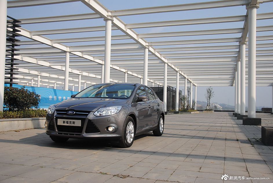 2012款福克斯三厢外观及细节