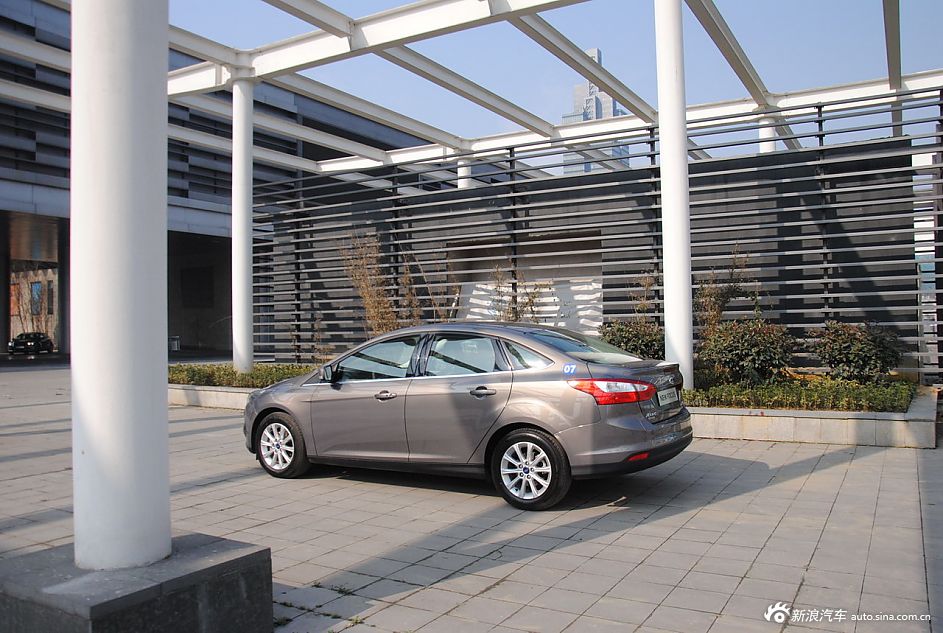 2012款福克斯三厢外观及细节