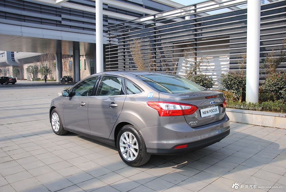 2012款福克斯三厢外观及细节