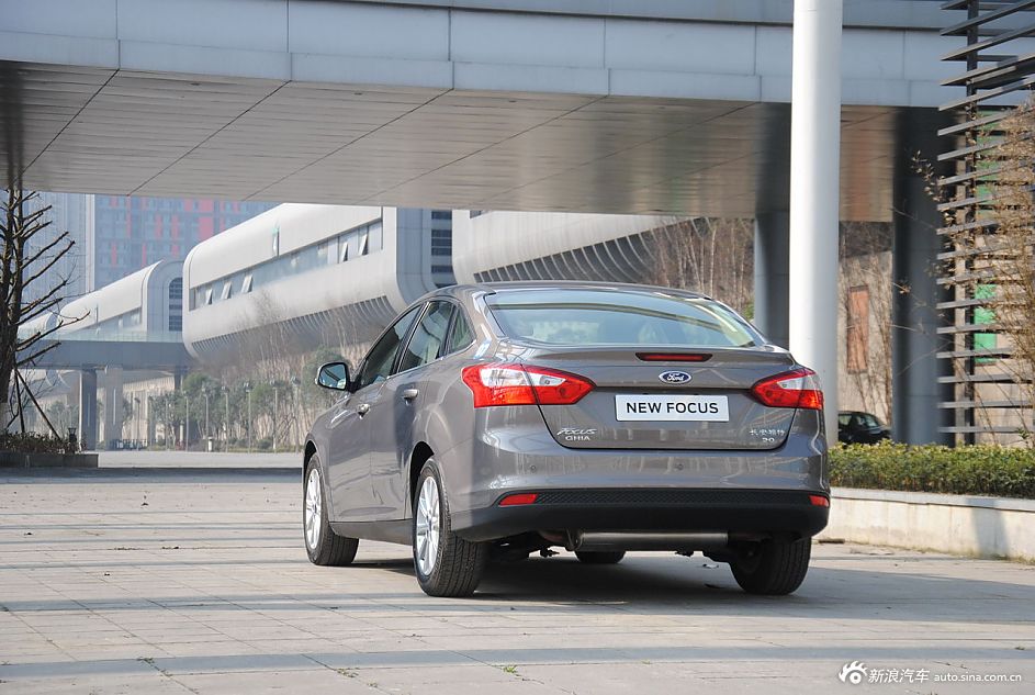 2012款福克斯三厢外观及细节