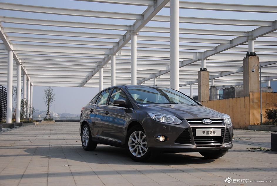 2012款福克斯三厢外观及细节