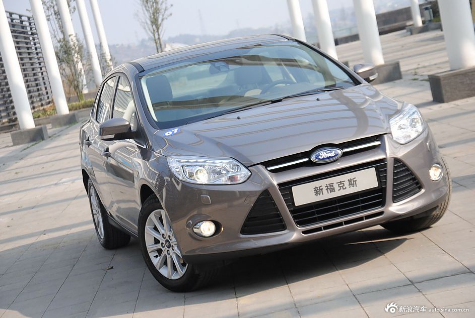 2012款福克斯三厢外观及细节