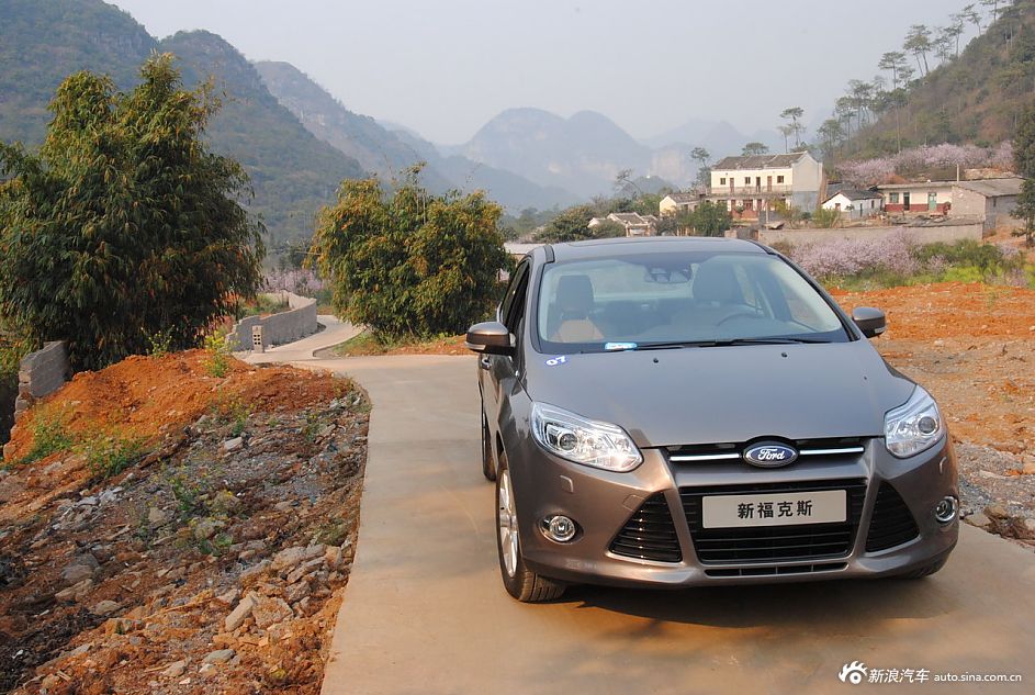 2012款福克斯三厢外观及细节