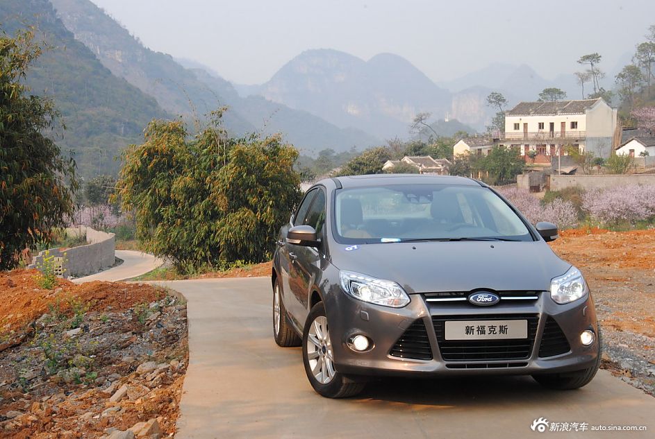 2012款福克斯三厢外观及细节