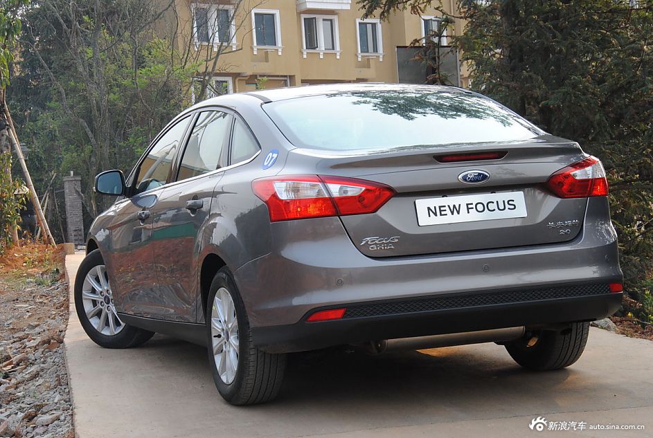 2012款福克斯三厢外观及细节