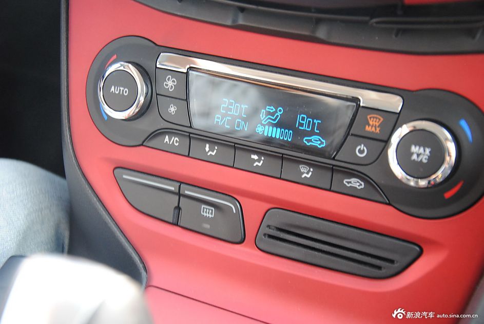 2012款福克斯两厢内饰功能