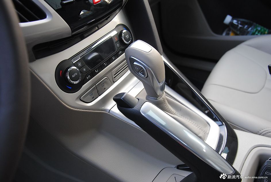 2012款福克斯三厢内饰功能