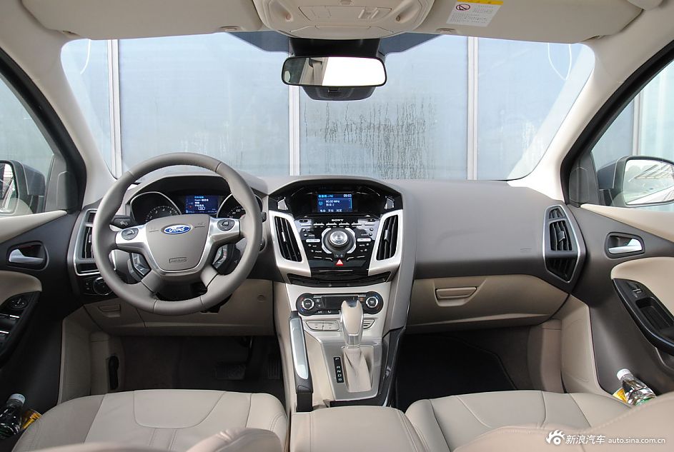 2012款福克斯三厢内饰功能