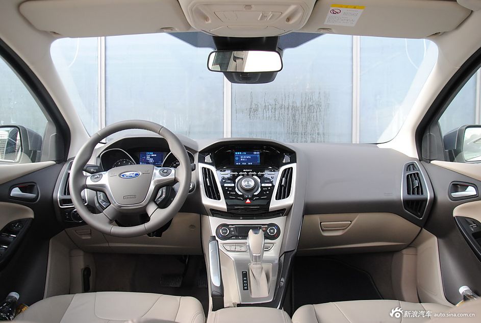 2012款福克斯三厢内饰功能