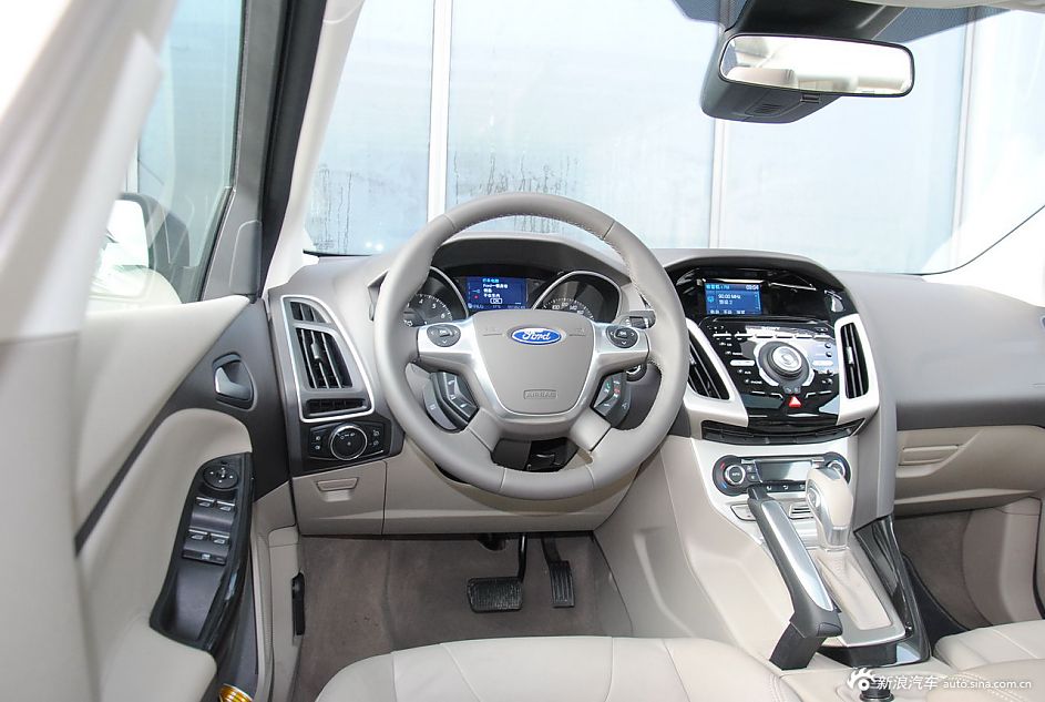 2012款福克斯三厢内饰功能