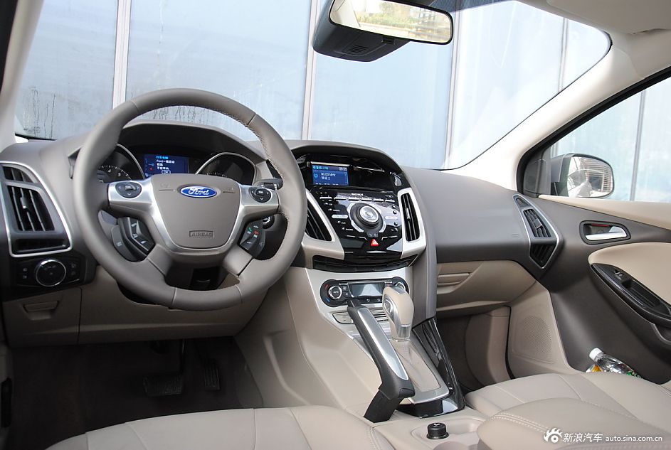 2012款福克斯三厢内饰功能