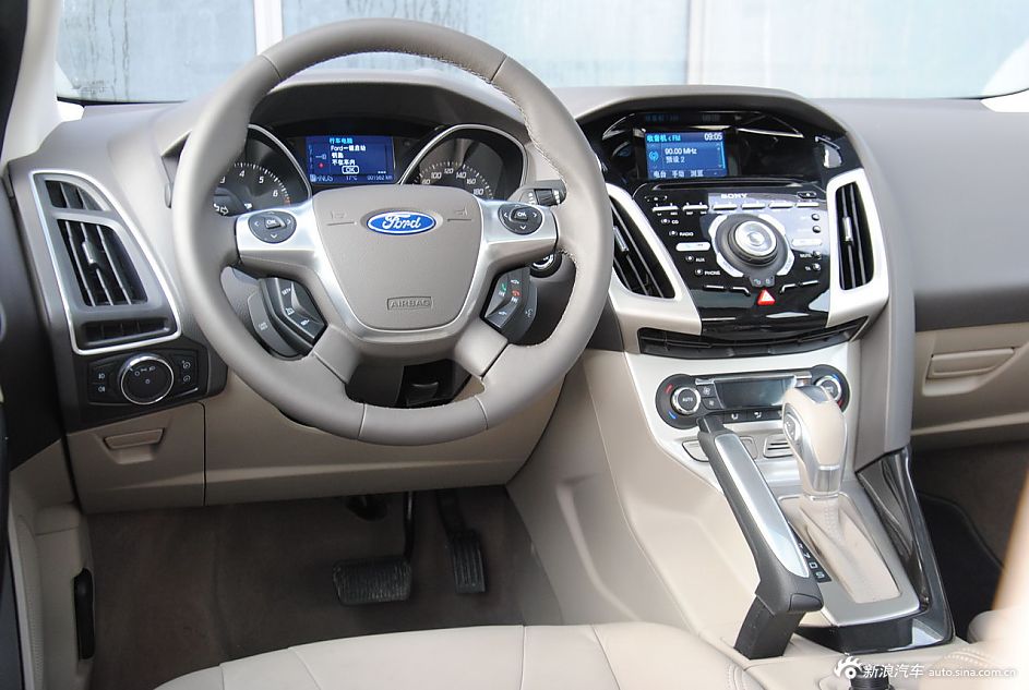 2012款福克斯三厢内饰功能