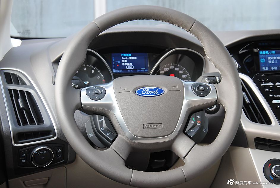 2012款福克斯三厢内饰功能