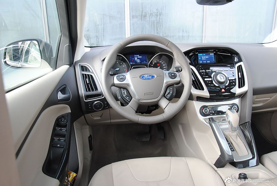 2012款福克斯三厢内饰功能