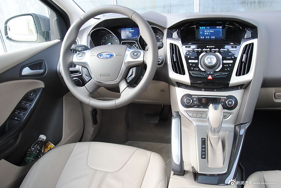 2012款福克斯三厢内饰功能