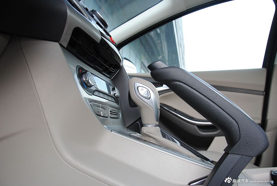 2012款福克斯三厢内饰功能