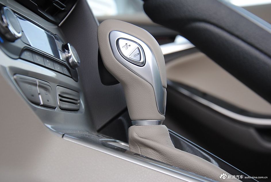 2012款福克斯三厢内饰功能