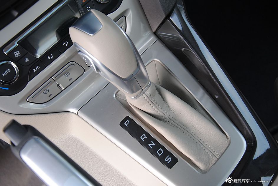 2012款福克斯三厢内饰功能