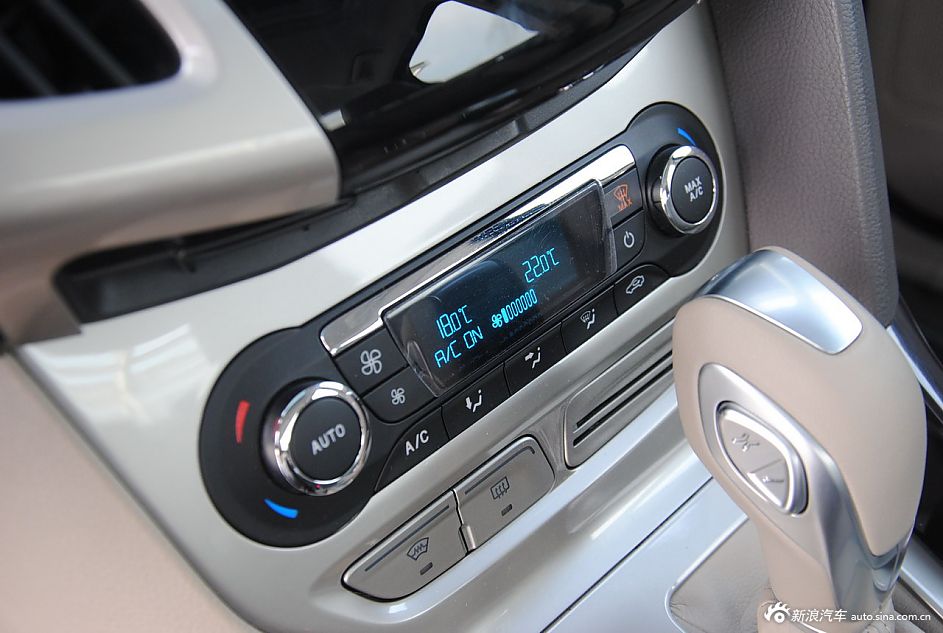 2012款福克斯三厢内饰功能