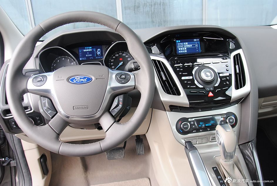 2012款福克斯三厢内饰功能