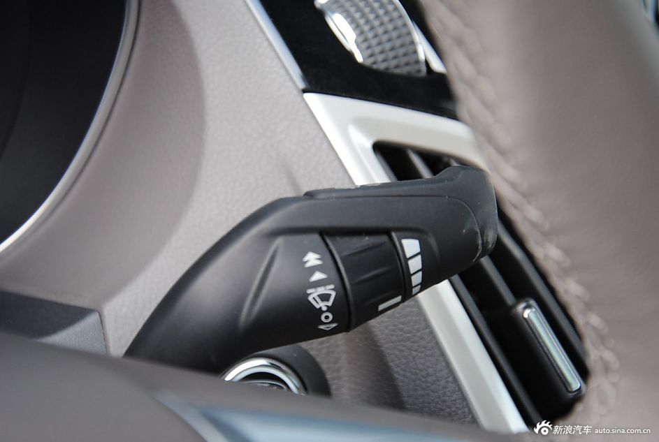 2012款福克斯三厢内饰功能