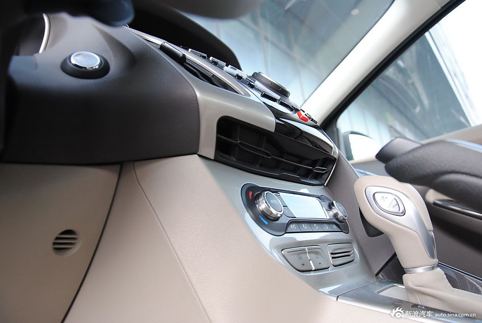2012款福克斯三厢内饰功能