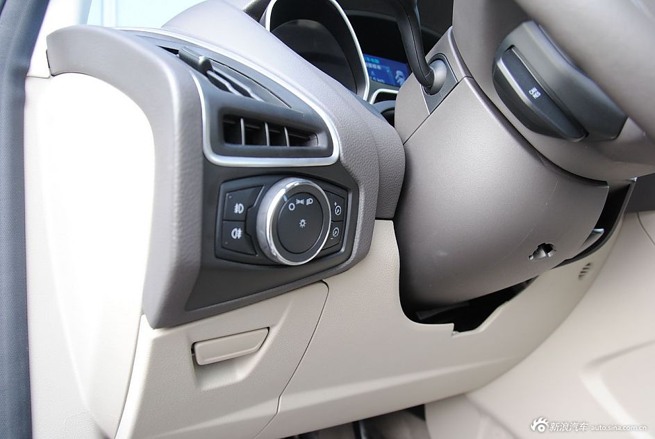 2012款福克斯三厢内饰功能