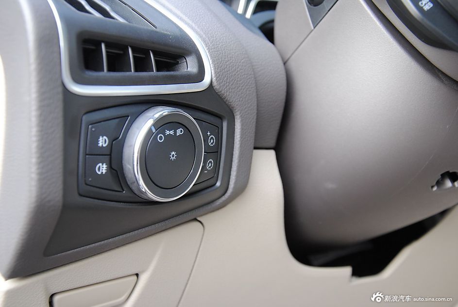 2012款福克斯三厢内饰功能