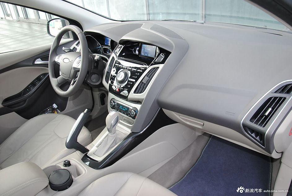 2012款福克斯三厢内饰功能