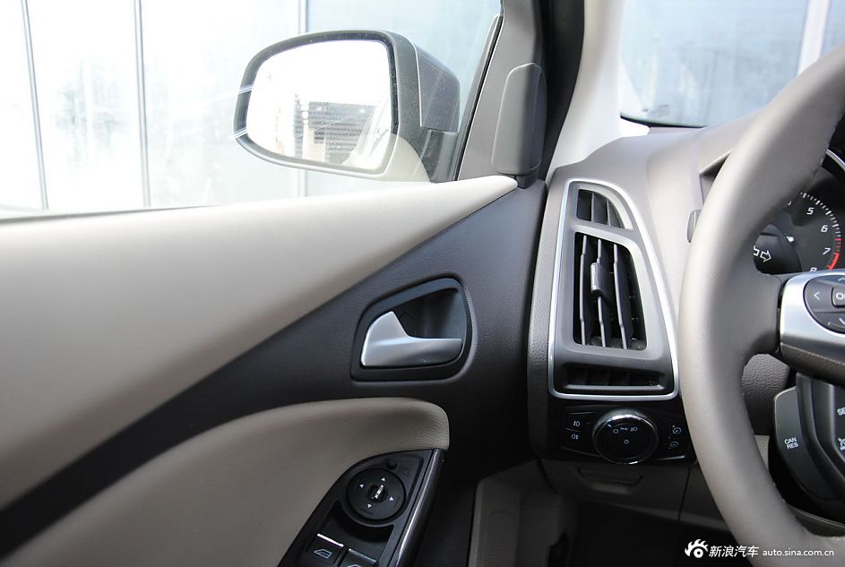 2012款福克斯三厢内饰功能