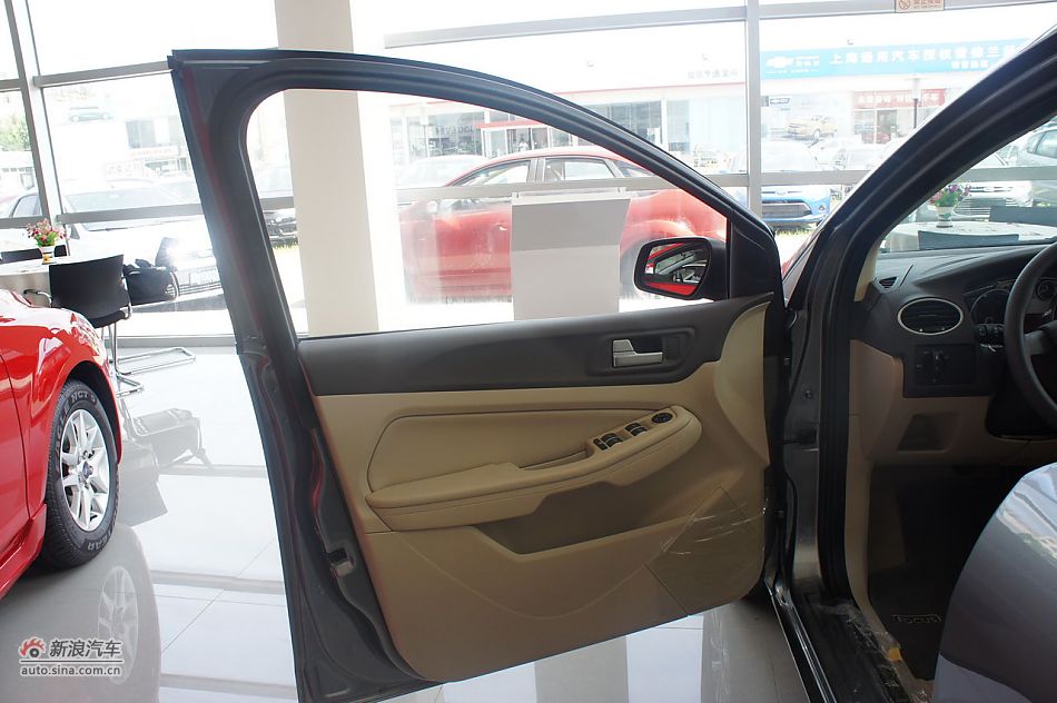 2011款福克斯三厢1.8自动时尚型内饰及细节