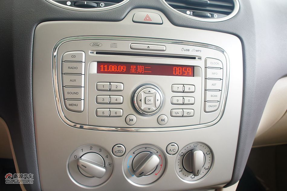 2011款福克斯三厢1.8自动时尚型内饰及细节
