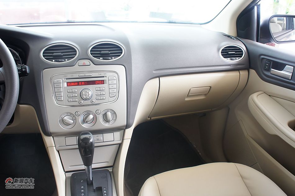 2011款福克斯三厢1.8自动时尚型内饰及细节