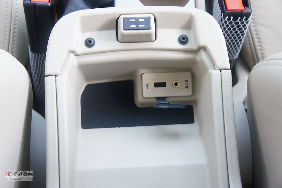2011款福克斯三厢1.8自动时尚型内饰及细节