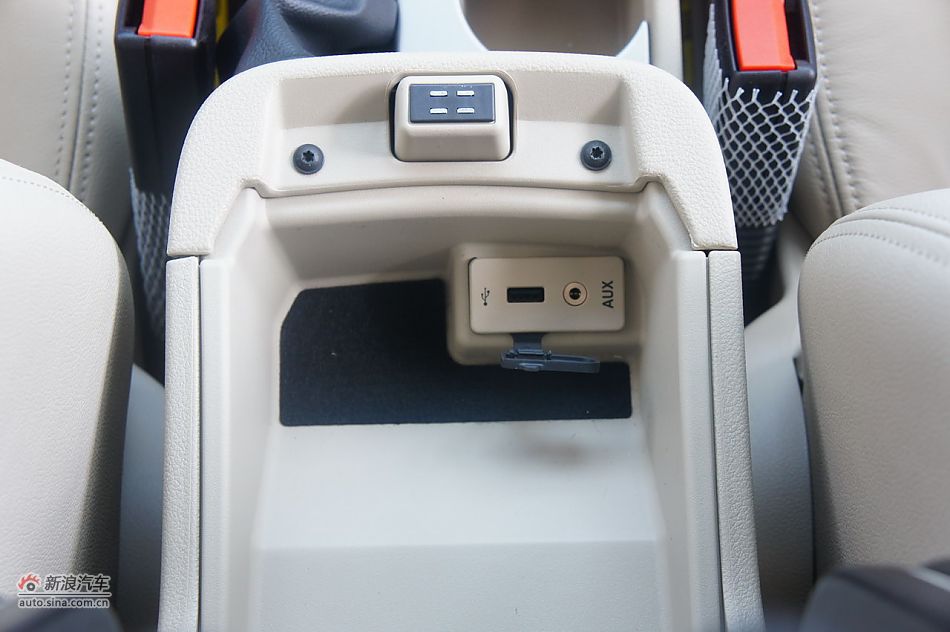 2011款福克斯三厢1.8自动时尚型内饰及细节