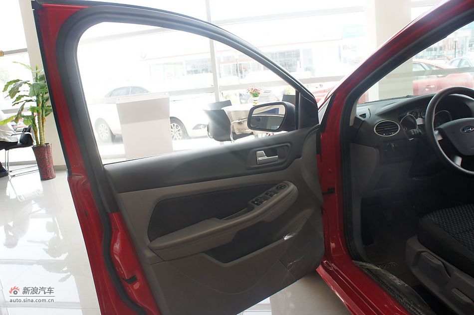 2011款福克斯两厢1.8手动舒适型内饰