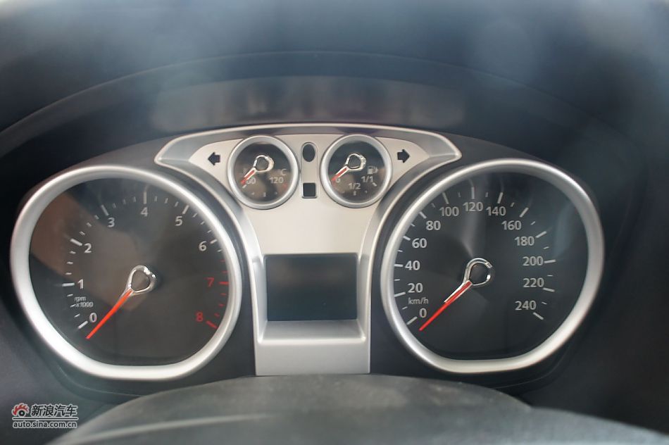 2011款福克斯两厢1.8手动舒适型内饰