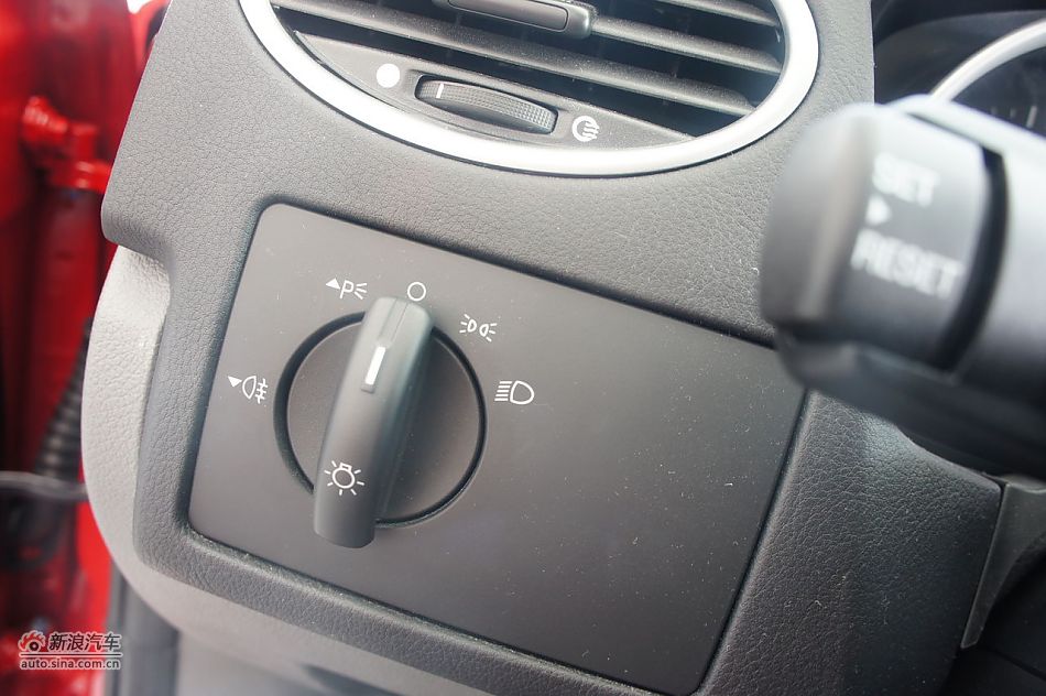 2011款福克斯两厢1.8手动舒适型内饰