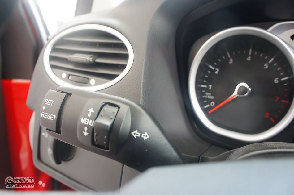 2011款福克斯两厢1.8手动舒适型内饰