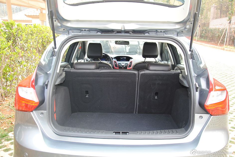 2012款福克斯两厢空间