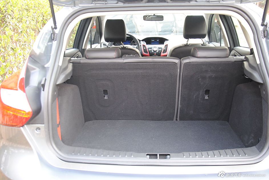 2012款福克斯两厢空间