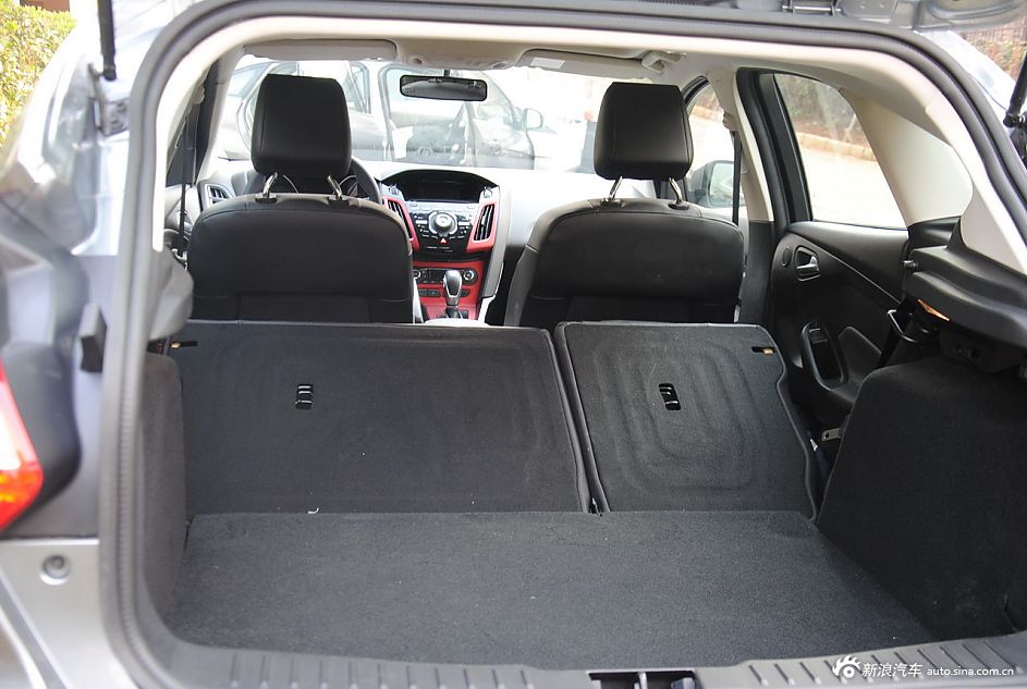 2012款福克斯两厢空间