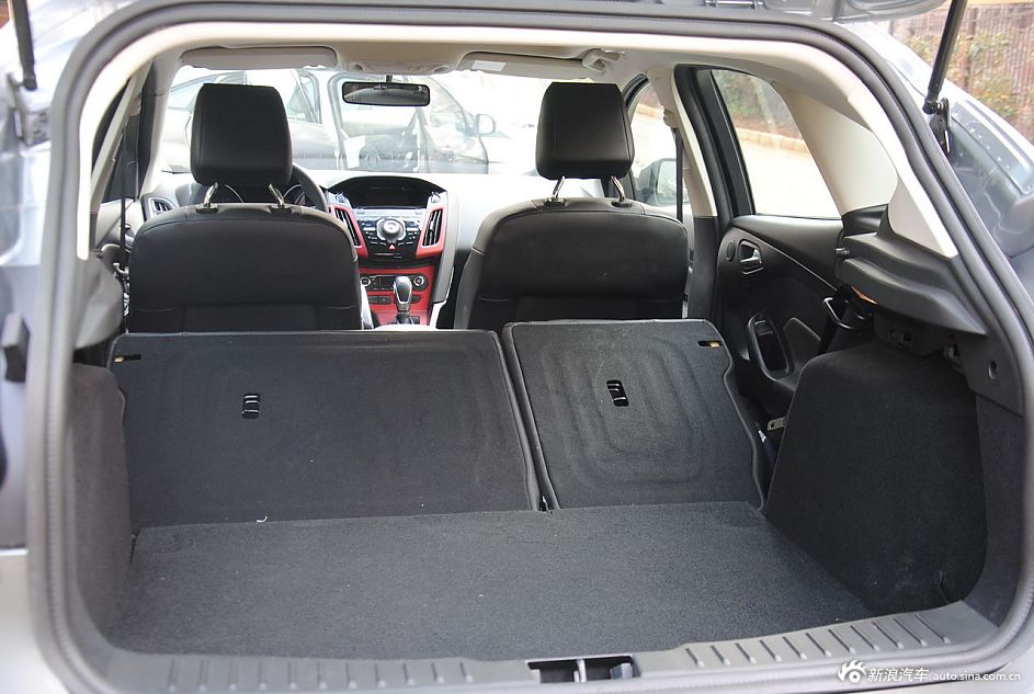 2012款福克斯两厢空间