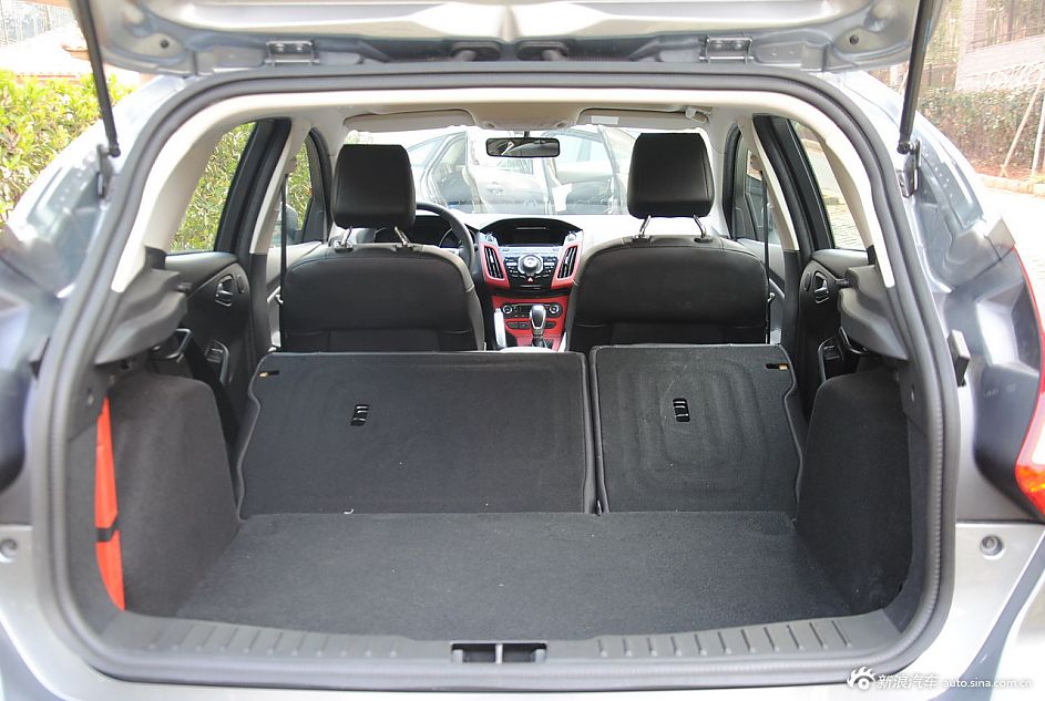 2012款福克斯两厢空间