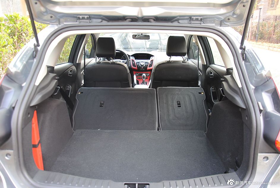 2012款福克斯两厢空间