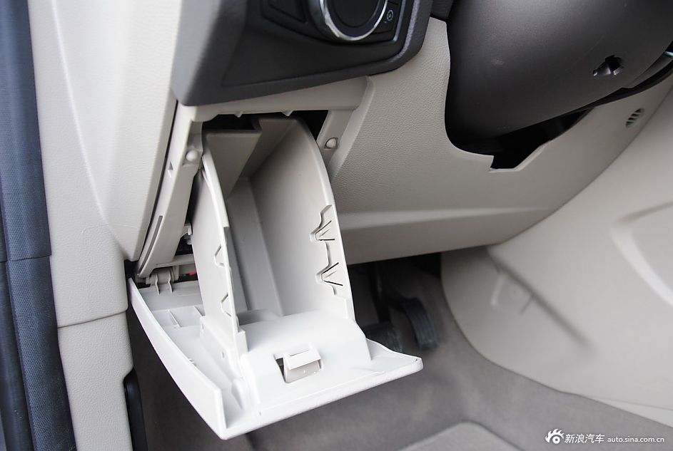 2012款福克斯三厢座椅空间